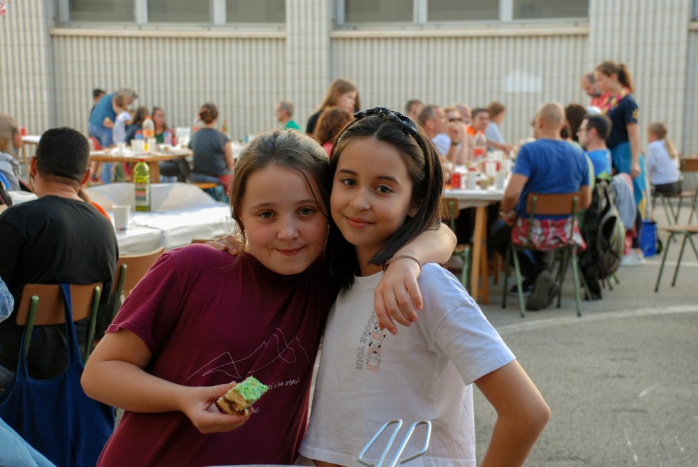 dos llúdrigues fent-se una abraçada