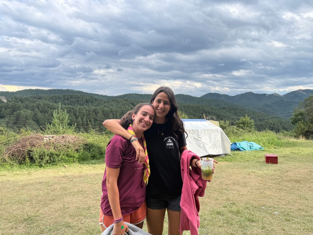 ròvers fent-se una abraçada