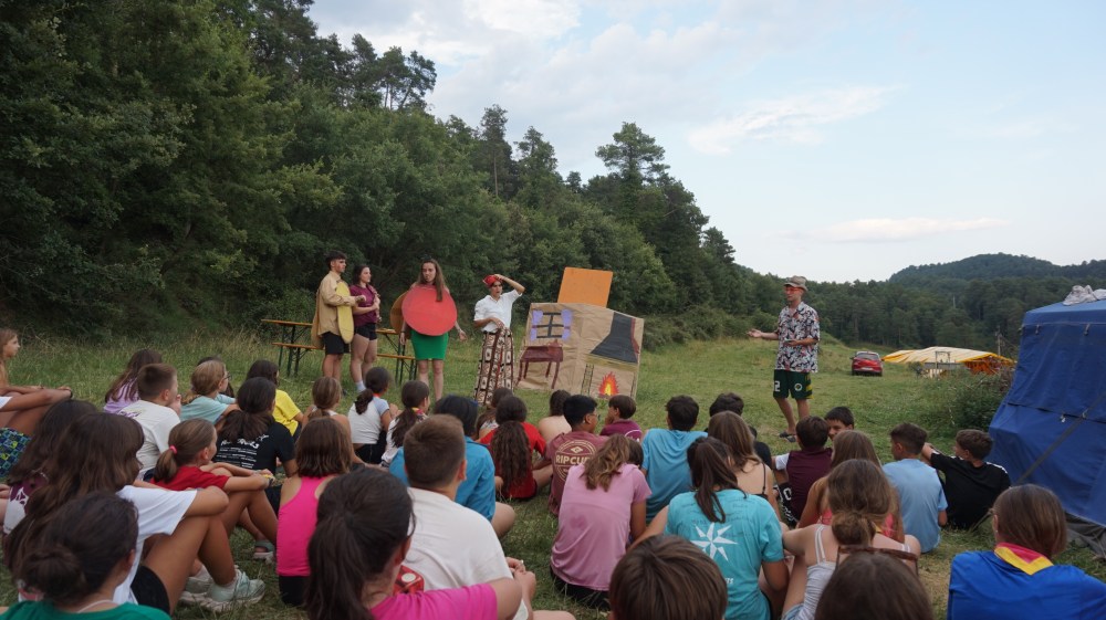 escoltes veient animació