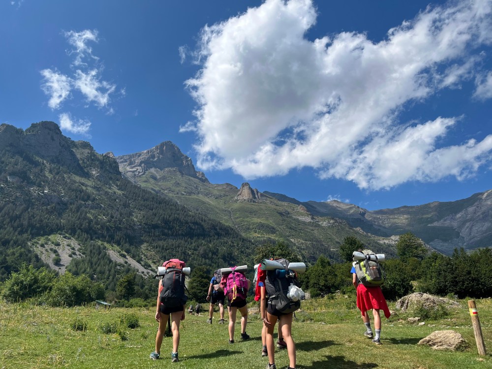 montanyes amb gent caminant